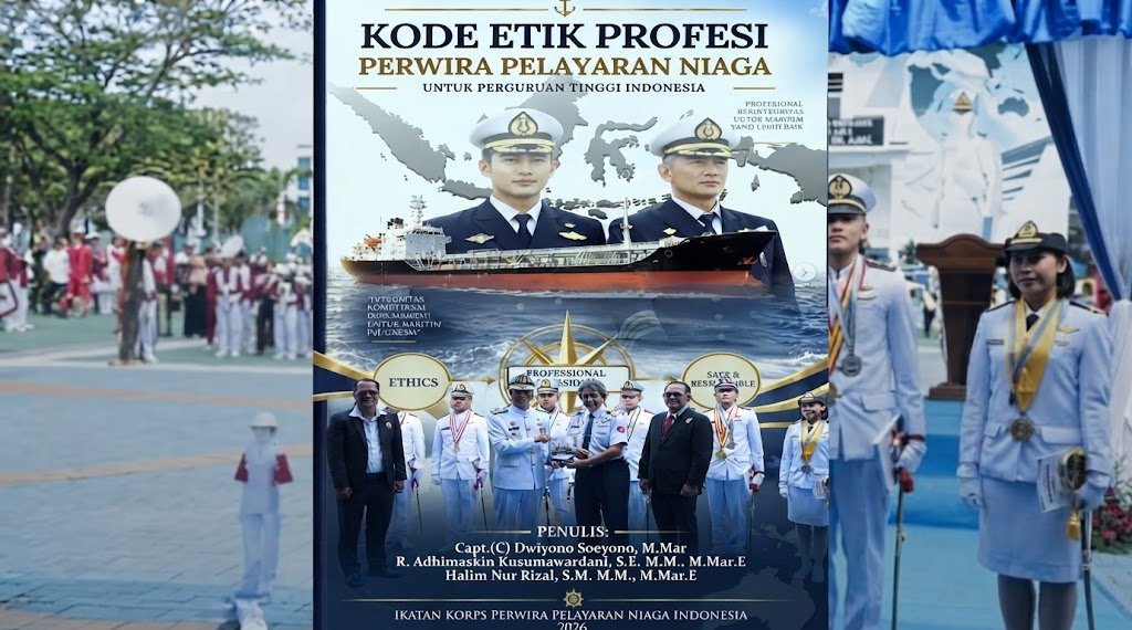 Tiga Alumni Pelayaran Indonesia Serahkan Buku Kode Etik Profesi kepada Wisudawan Terbaik Perwira Pelayaran Niaga